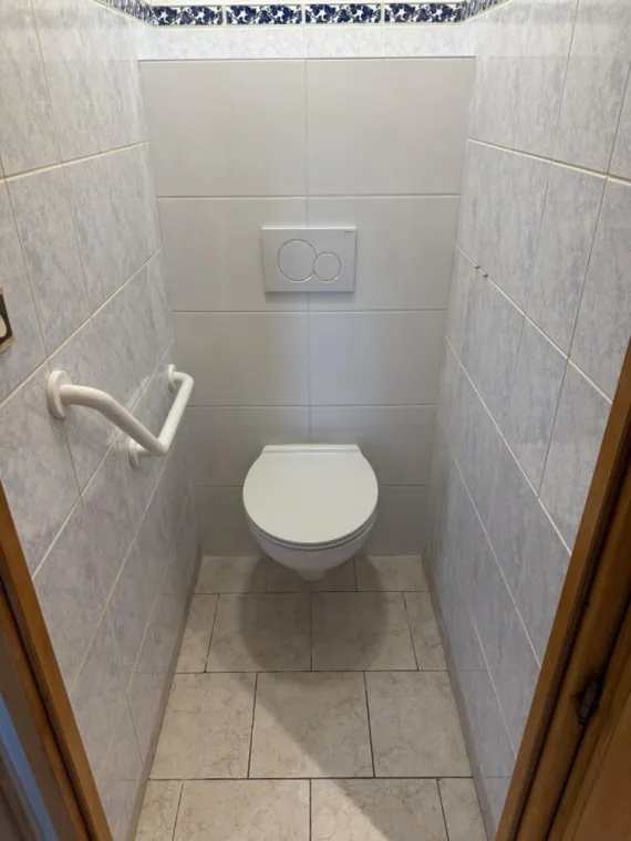 Installation d'un toilette suspendu aux normes PMR, avec un bâti soigneusement carrelé à Roeux, Arras, Les Ateliers Comble
