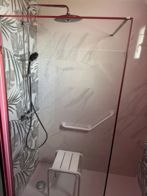 Transformation de baignoire en douche PMR à Cambrai, Arras, Les Ateliers Comble