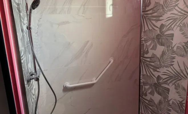 Transformation de baignoire en douche PMR à Cambrai, Arras, Les Ateliers Comble